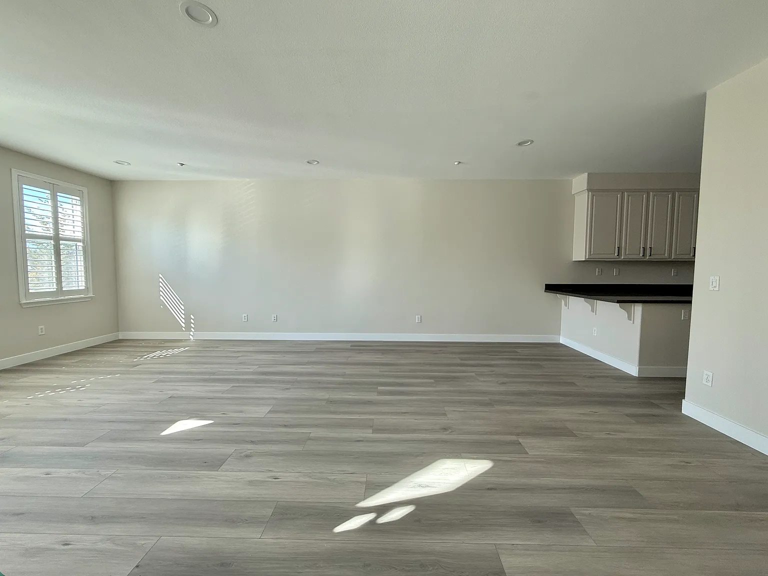 4 bed, 1930 sqft, $5,200 — Photo 2