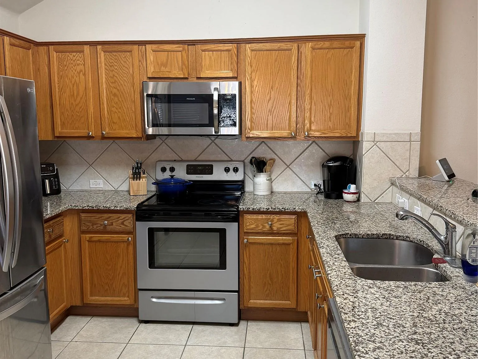 3 bed, 2.0 bath, 1353 sqft, $2,000 — Photo 4