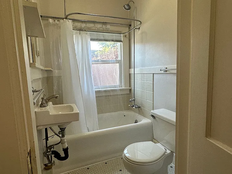 635 NE Randall Ave — Photo 2