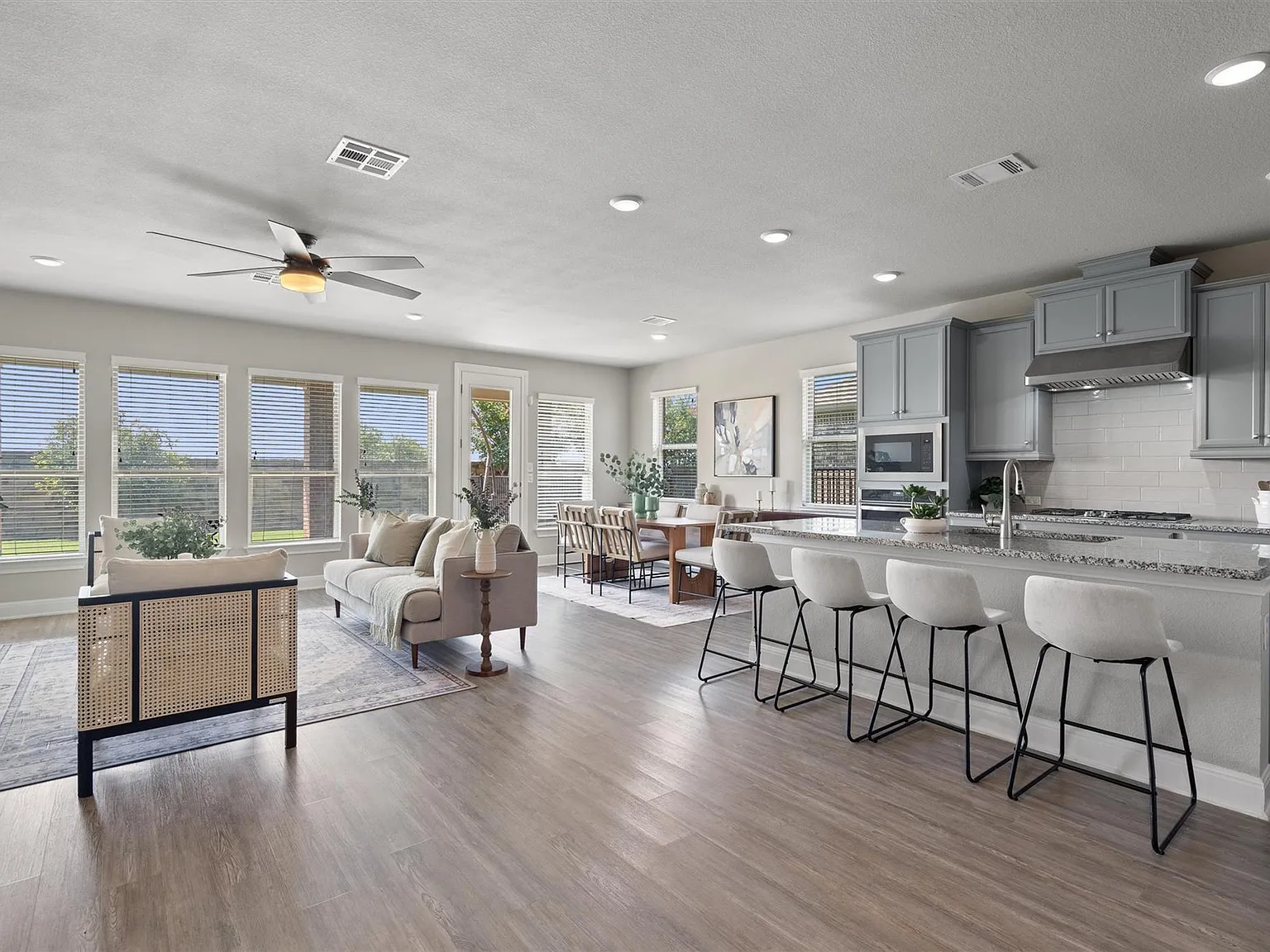 3 bed, 2.0 bath, 2295 sqft, $2,650 — Photo 3