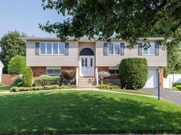 7 Earl Place, Amity Harbor, NY 11701