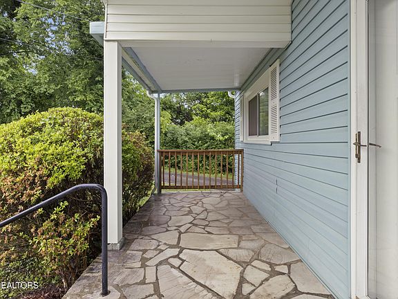 4th image of 3010 NE Valley View Dr
