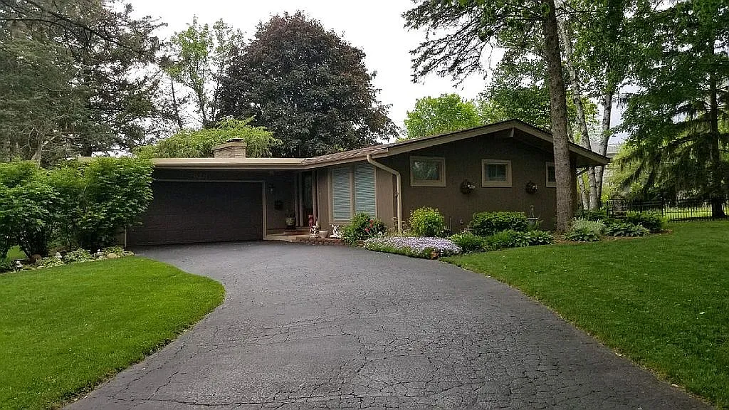 628 Willow Ln photo 1