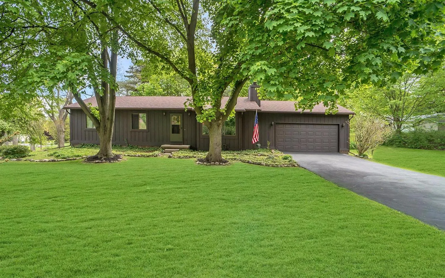 379 Hardman Dr photo 1