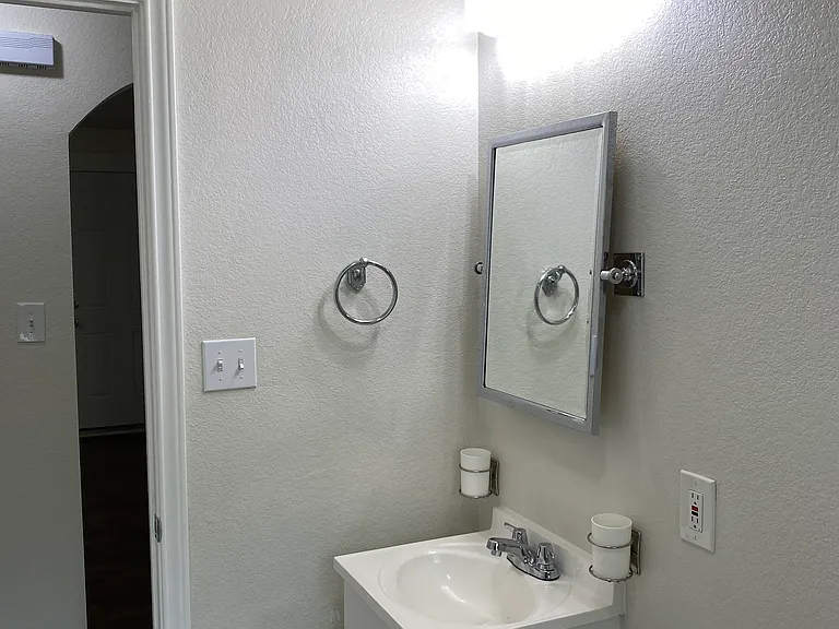 640 W Columbia Dr — Photo 7