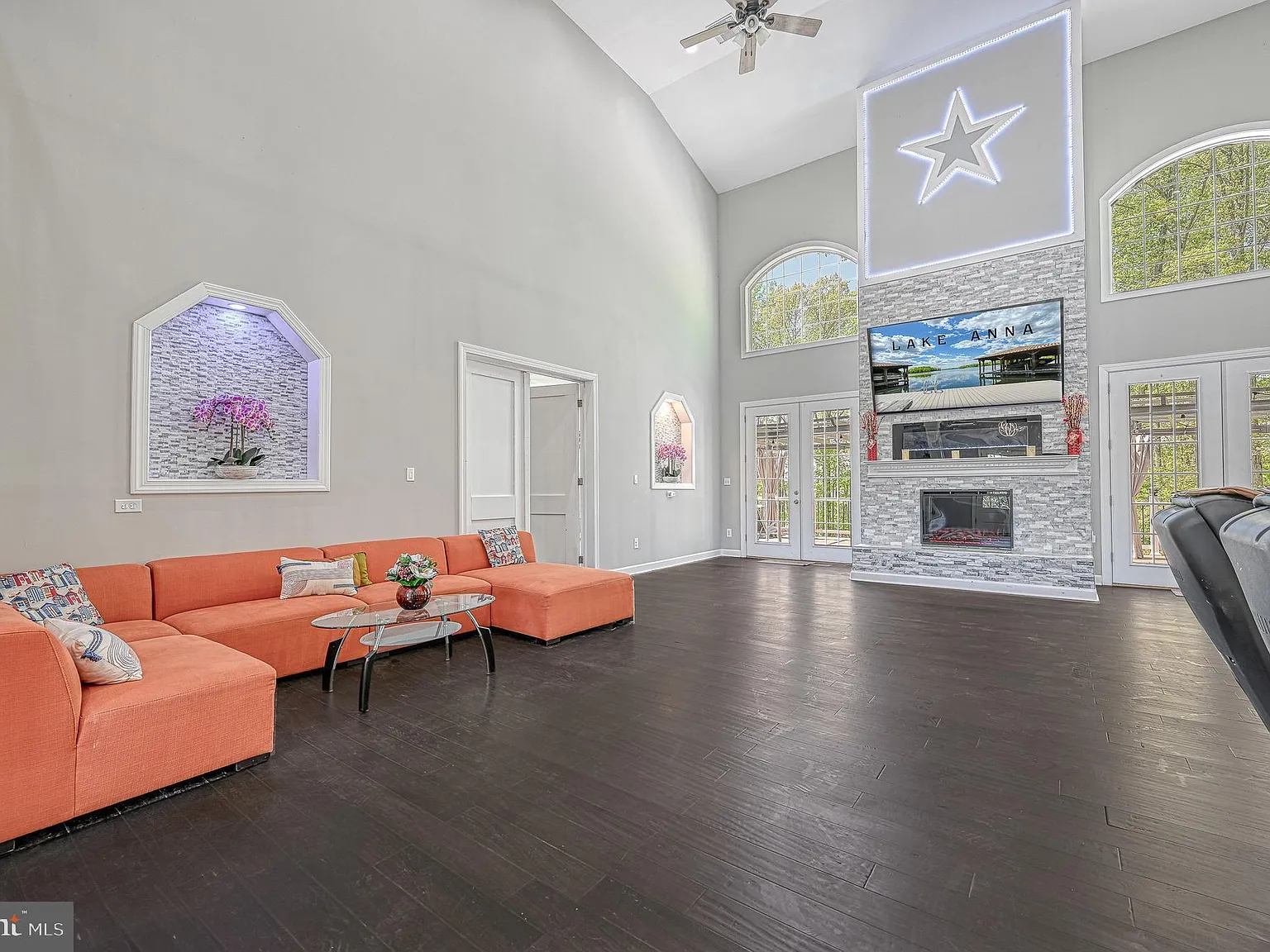 6 bed, 5.5 bath, 9000 sqft, $5,900 — Photo 3