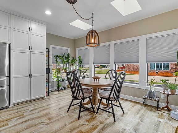 2nd image of 121 Wendy Ln