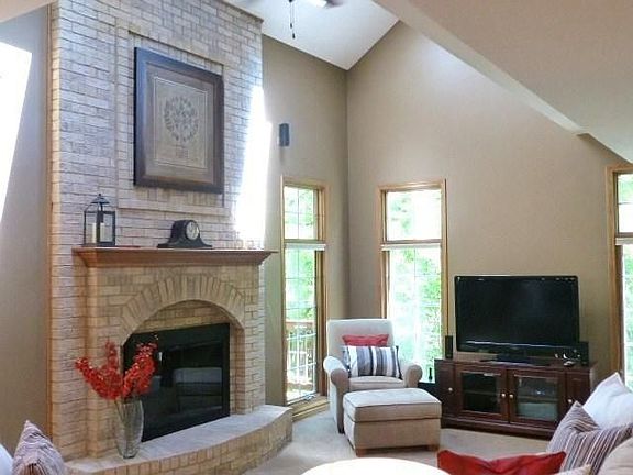3rd image of 24 Charlemagne Cir