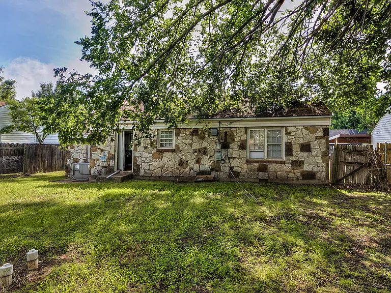 2121 June Ln — Photo 14