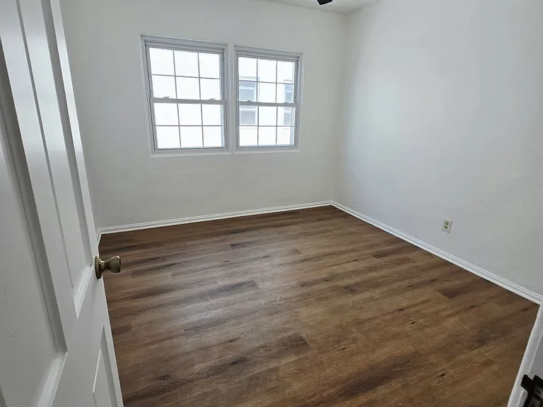 233 1/2 Pomona Ave #1/2 — Photo 10