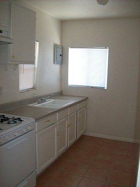 2nd image of 754 W 9th St APT B