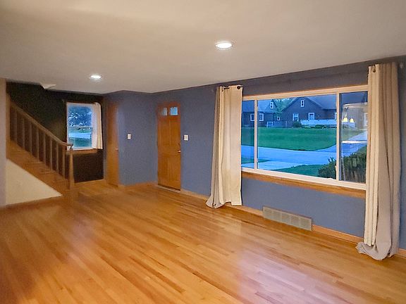 2nd image of 137 Parkway Dr