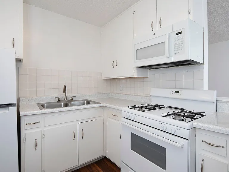 Aztec Pacific Apartments — Photo 7