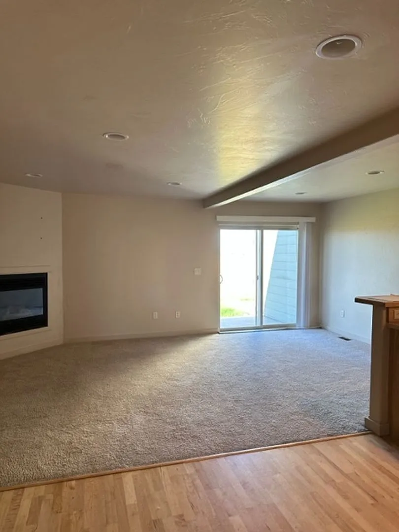 923 Saxon Way — Photo 3