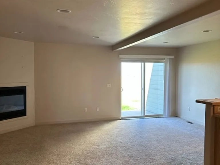 923 Saxon Way — Photo 2