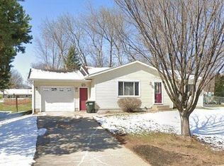 704 Walnut St NE, Hutchinson, MN 55350