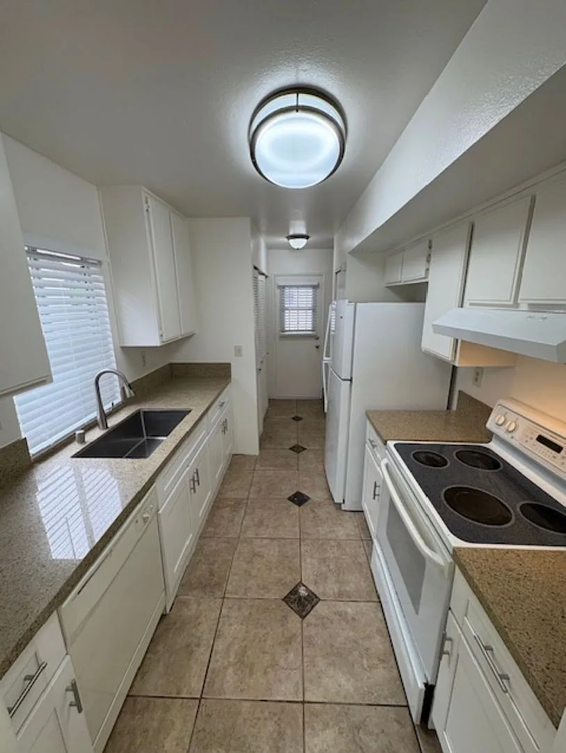 Half off 1st Month Rent!! Extra large 3bd/2ba 2 story townhome with patio/backyard — Photo 2