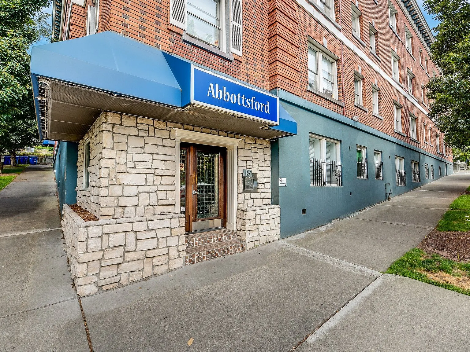 Abbottsford Apartments — Photo 2