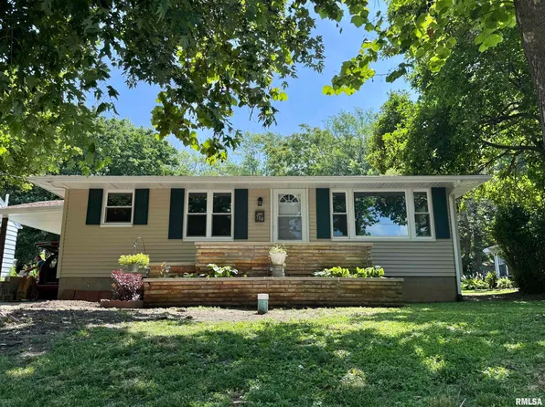 704 E Shore Dr, Pekin, IL 61554