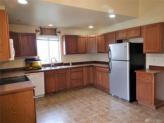 Nice large kitchen with a lot of cabinets and counter space for the chief in your family.