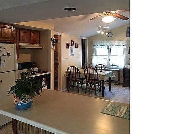 4th image of 16 Laura Dr