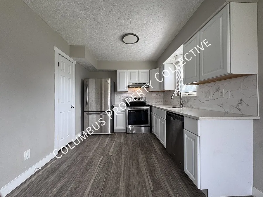 Freshly Updated 3-Bedroom Duplex with Garage, Basement & Private Deck — Photo 4