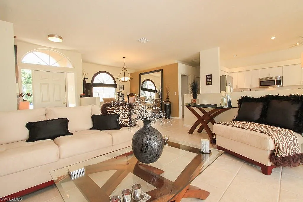 3 bed, 2.0 bath, 2148 sqft, $9,500 — Photo 3