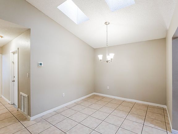 5th image of 428 Lakeside Cir