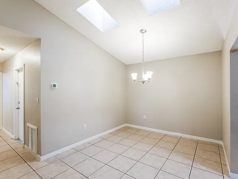 428 Lakeside Cir — Photo 5