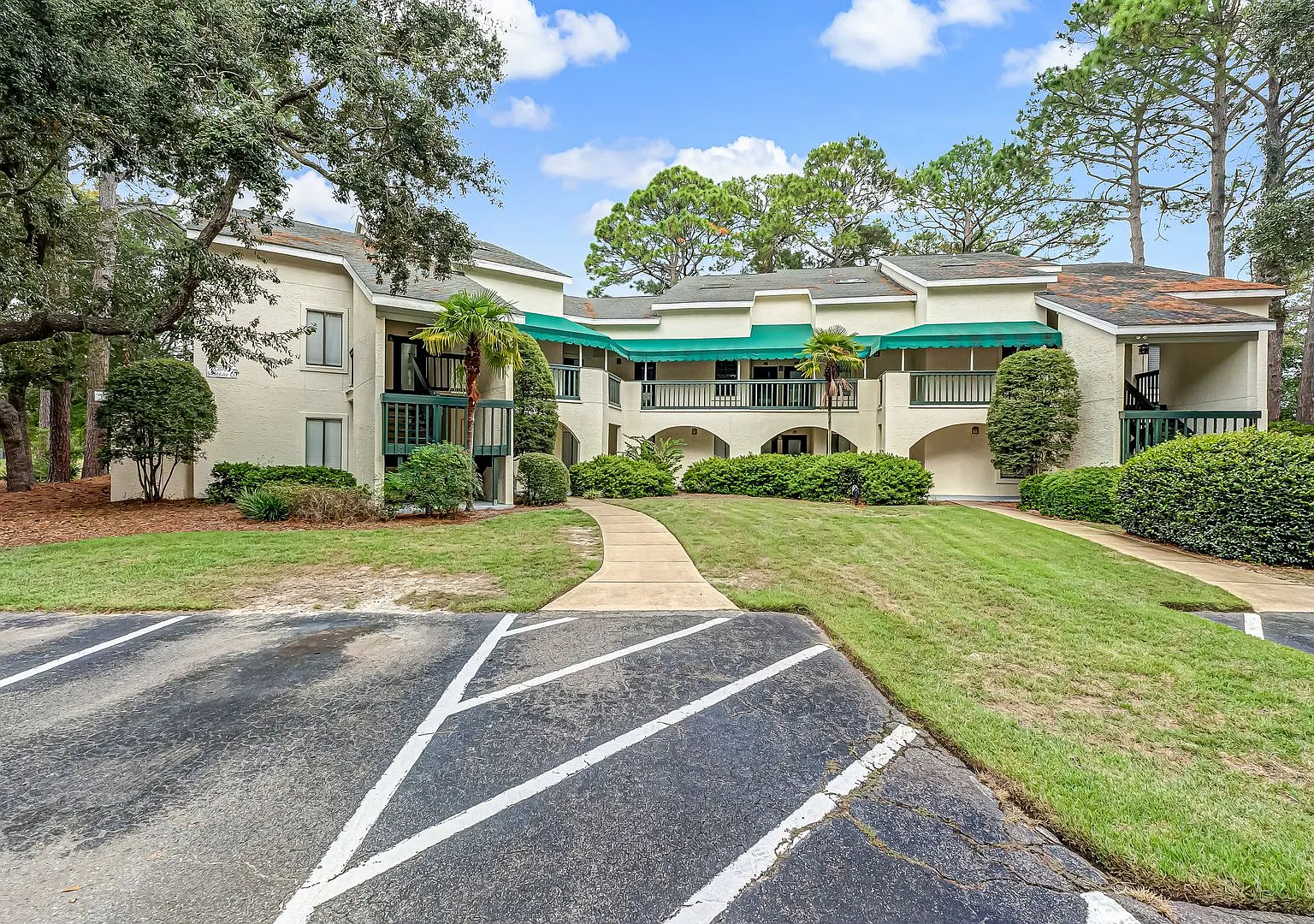 Charming 3-Bedroom Condo with Lake Views in Bluewater Bay! — Photo 4