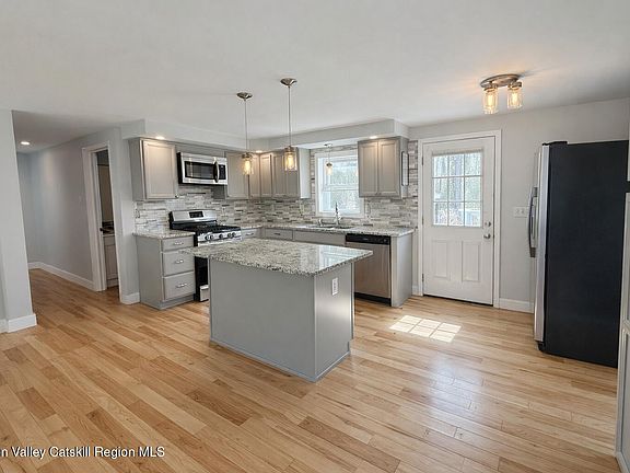 3rd image of 40 Cathy Jo Place