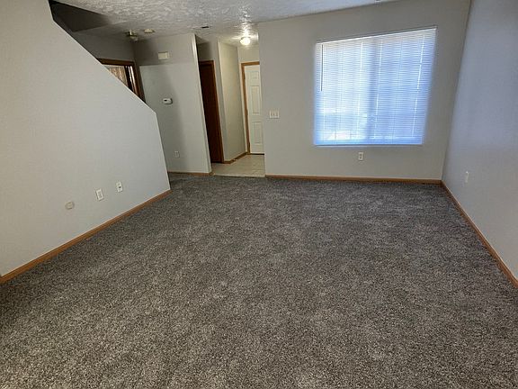 4th image of 825 Hanneman Dr
