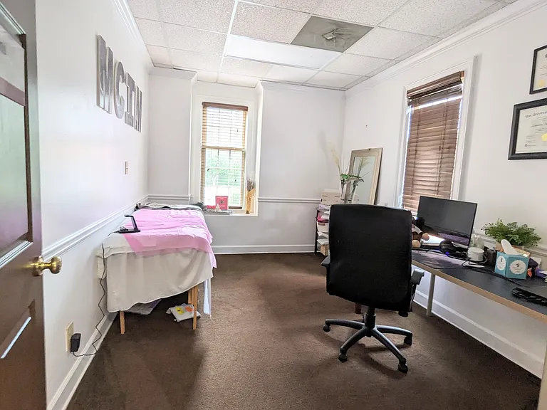 750 Hammond Dr #7 — Photo 4