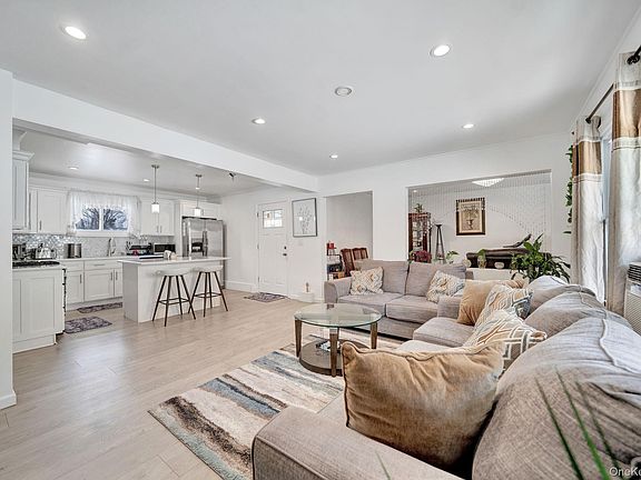 4th image of 125 Hamlet Road