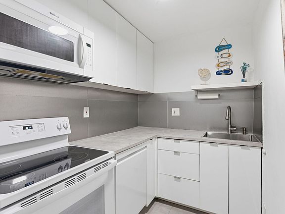 5th image of 3000 Rio Mar St #407
