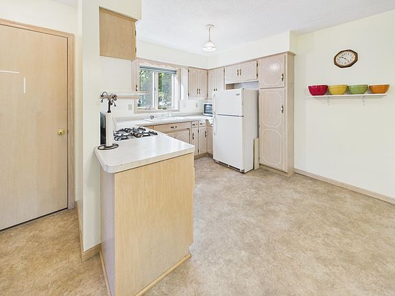 5th image of 910 10th Ave S