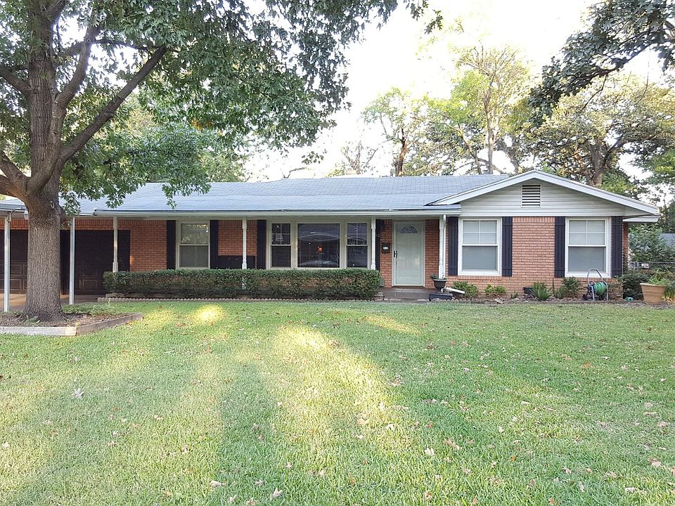 1st image of 700 Club Oak Dr