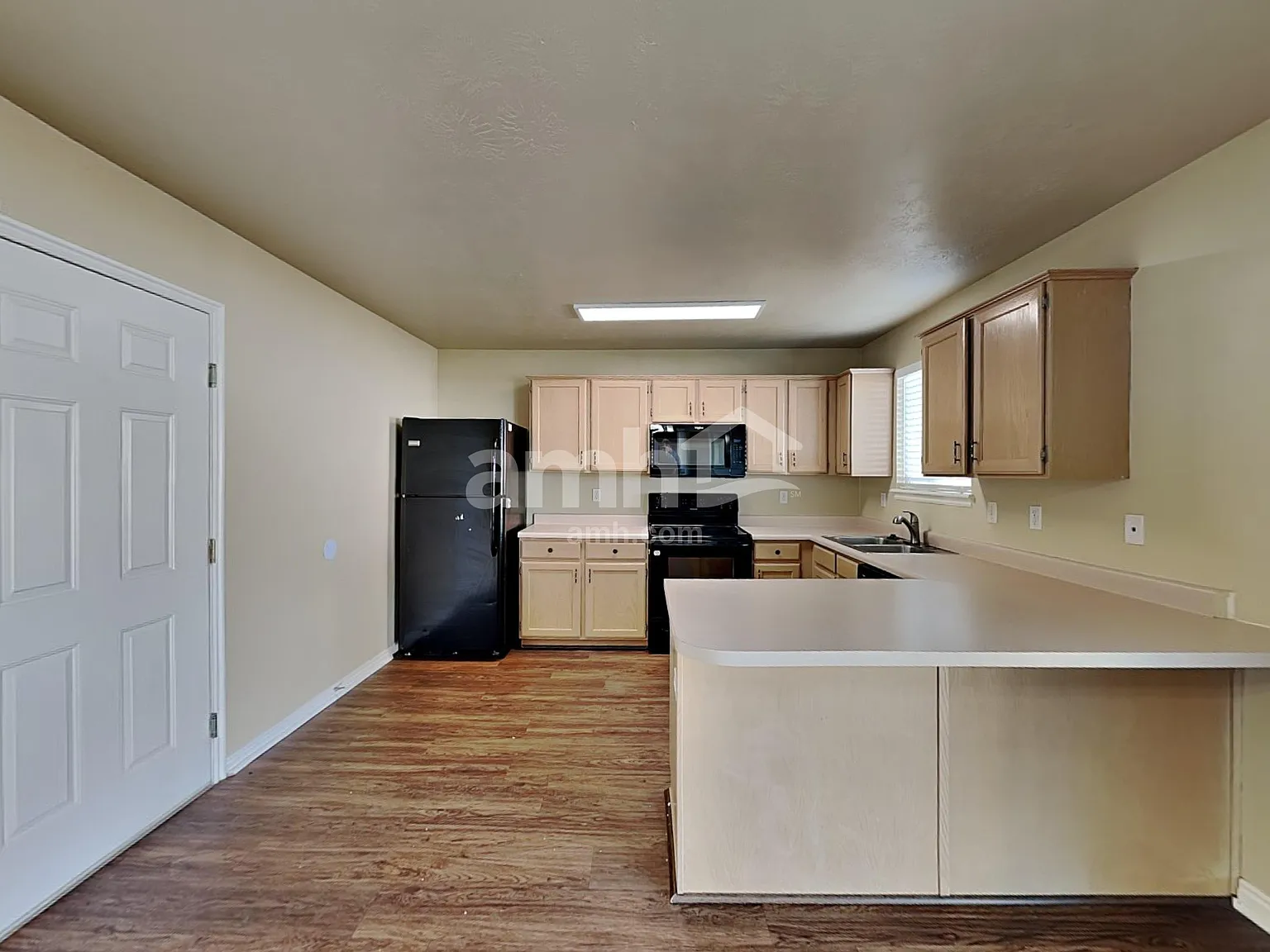 5 bed, 3.0 bath, 2320 sqft, $2,515 — Photo 3
