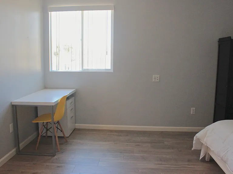 1259 W 36th Pl — Photo 23