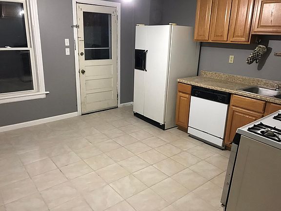 3rd image of 4753 Woodlawn Ave