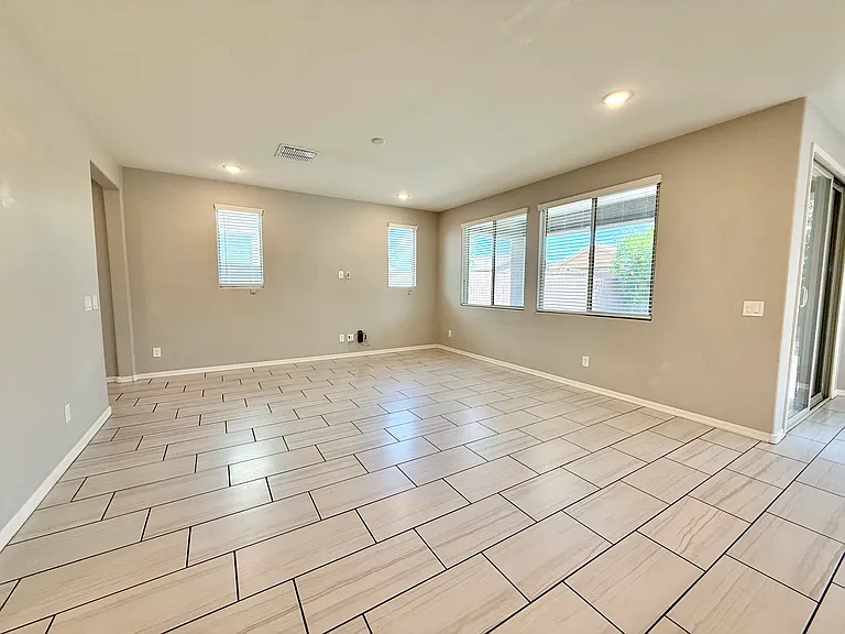 6803 N 88th Dr — Photo 5