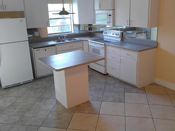 3rd image of 125 Moonstone Ct