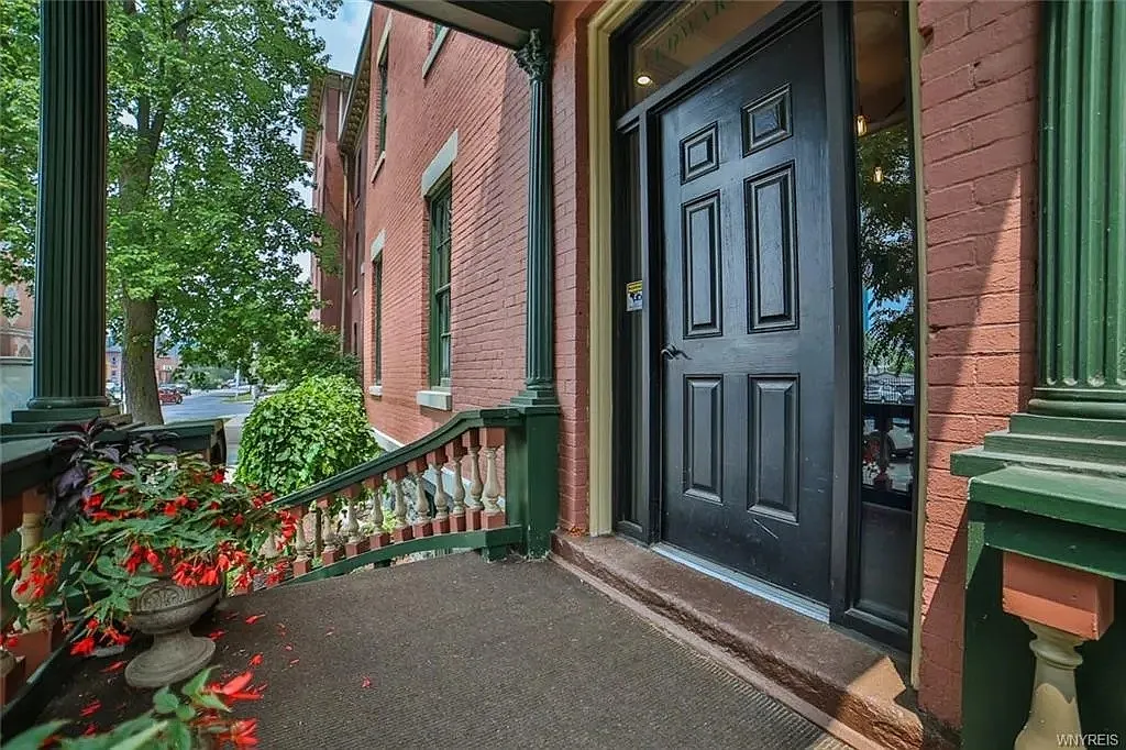 125 Edward St — Photo 3