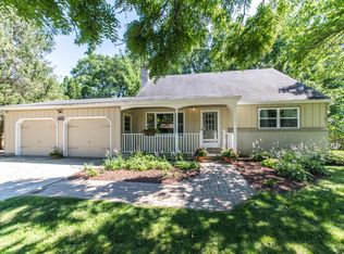 1075 Woodside Dr, Haslett, MI 48840