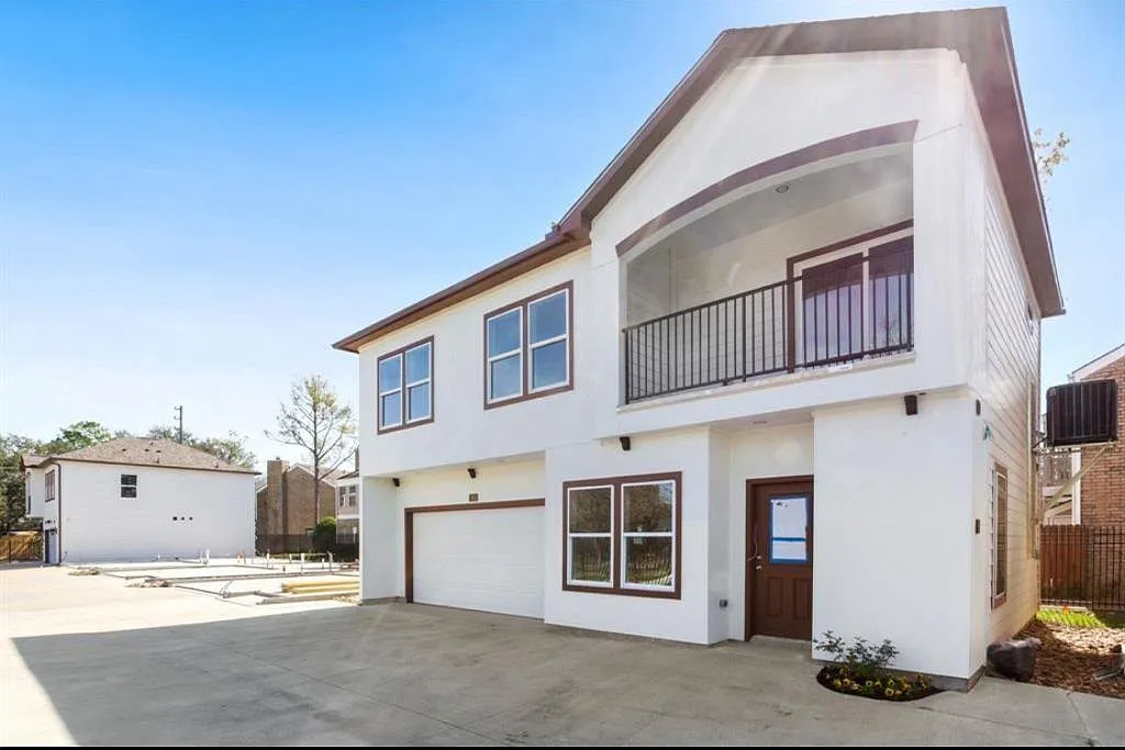 3 bed, 2.5 bath, 1307 sqft, $2,100 — Photo 4