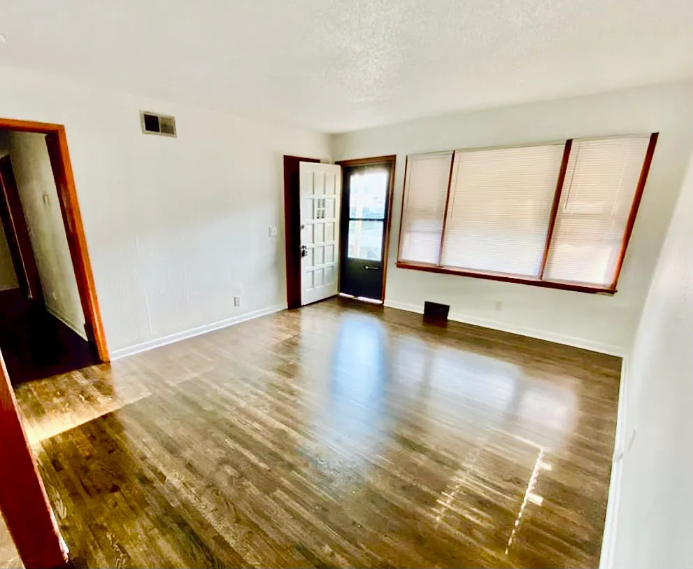 3 bed, 888 sqft, $1,250 — Photo 2