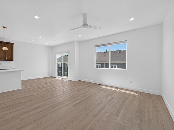 3rd image of 965 W Mountain Hollow Way