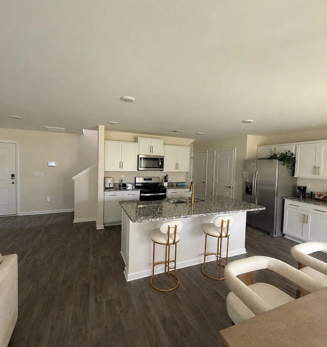 4 bed, 1927 sqft, $800 — Photo 3