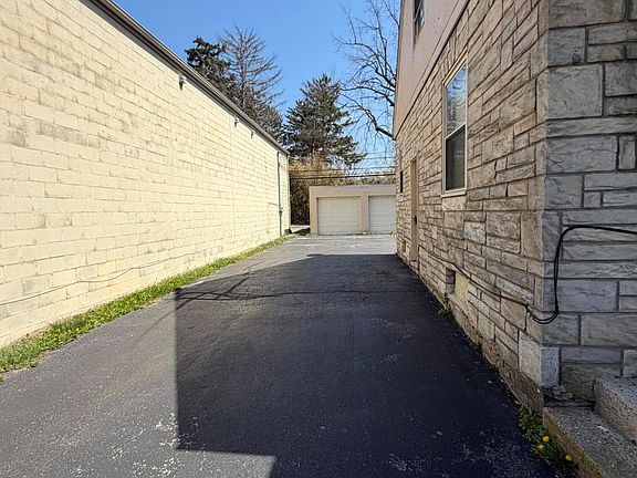 3rd image of 826 S Yearling Rd