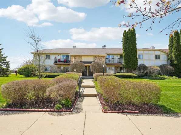 3545 East Oakshire DRIVE #F, Oak Creek, WI 53154